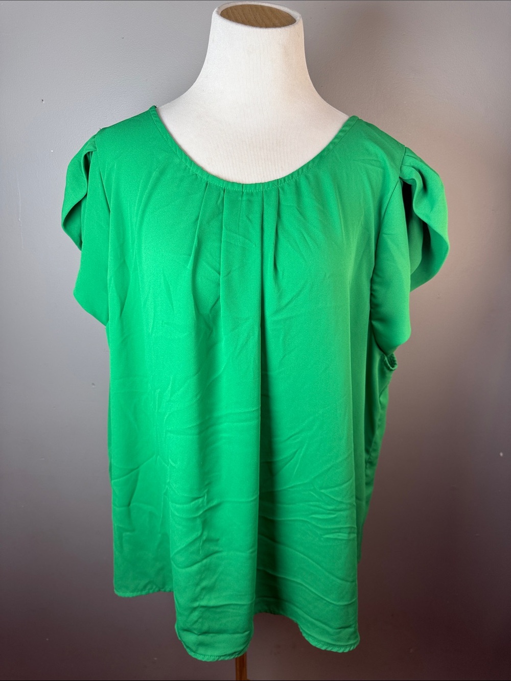 Green Short Sleeve Scoop Neck Women's Top